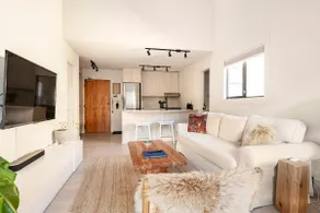 Kitsilano Loft w/Sunny deck & Parking by Beach - Image 4