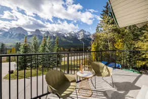 Banff Gate Cabin: King Bed, Jetted Tub & Mtn Views - Image 3