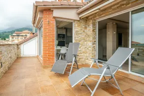 Centrally located and newly renovated penthouse. - Image 3