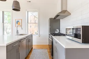 Sunny Treetop Oasis in Roscoe Village - 1BR/1BA - Image 5