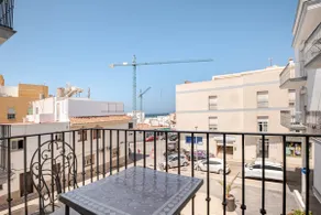 Modern central flat with private parking - Image 4