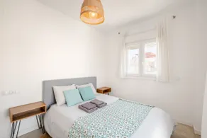 Modern central flat with private parking - Image 3