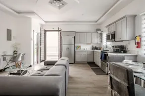 Penthouse w/ Free Wifi/ Pool/ Gym/ Great Location - Image 3