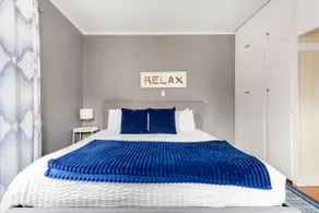30% Off Spacious Historic Getaway: 5★ Location, Royal Beds, Game Room & BBQ - Image 5