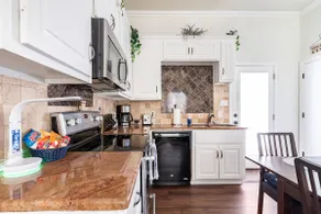 Woodsy Retreat • Private 2BD/1BA • Covered Parking - Image 4
