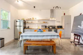 Artist loft, garden & pool - Image 4