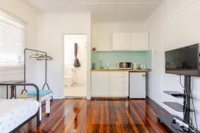 Funky Corner 1 Brm House by Taigum -A/C+Wifi+Deck - Image 2