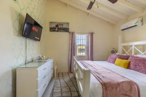 Oasis at the Manor w/ King Bed, shared pool & gym - Image 2