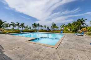 Oasis at the Manor w/ King Bed, shared pool & gym - Image 4