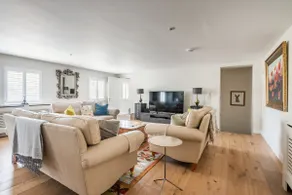 Large split level flat in Tetbury with parking - Image 5