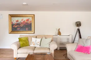 Large split level flat in Tetbury with parking - Image 3