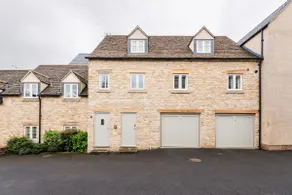 Large split level flat in Tetbury with parking - Image 2