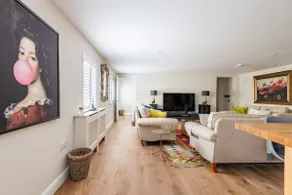 Large split level flat in Tetbury with parking - Image 4
