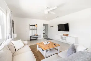 GANG TIL STRANDEN! RENGØR, BEMÆRKT REMODELLERET 3 BED 2 BAD - Image 3