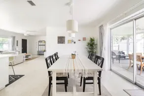 GANG TIL STRANDEN! RENGØR, BEMÆRKT REMODELLERET 3 BED 2 BAD - Image 4