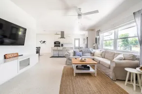 GANG TIL STRANDEN! RENGØR, BEMÆRKT REMODELLERET 3 BED 2 BAD - Image 2