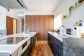 Spacious 163 m² space | All rooms equipped with air conditioning | 6 queen-size beds | 2 free parking spaces - Image 5