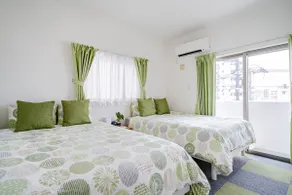 Spacious 163 m² space | All rooms equipped with air conditioning | 6 queen-size beds | 2 free parking spaces - Image 3