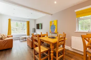 Luxury refurbished apartment with on-site parking - Image 3