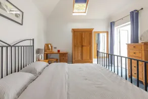 Luxury refurbished apartment with on-site parking - Image 4