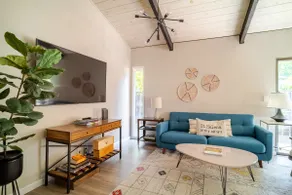 2 Bedroom Flat in Downtown St. Helena - Image 2