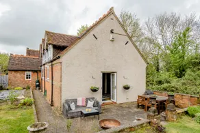 Beautiful private double room, ensuite & patio - Image 2