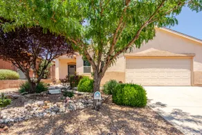 Quiet and Cozy Family Home @ The Meadows - Image 2