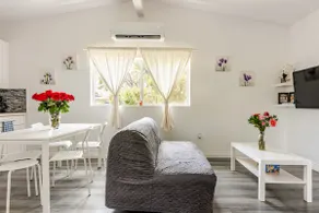 1 Bedroom House with Kitchen & Private Entrance - Image 3