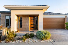 Modern house with open plan living - Image 3