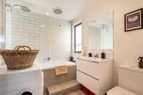 Studio Solaris - Luxurious Large Bathtub - Image 5