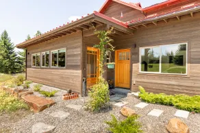 Peaceful country setting close to town (20 acres) - Image 1