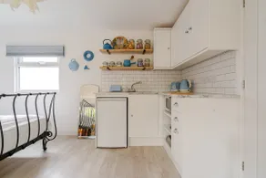 Seaside Cabin with Courtyard - Whitstable - Image 4