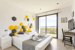 Seafront 2-Bedroom Seaside Villa - Image 4