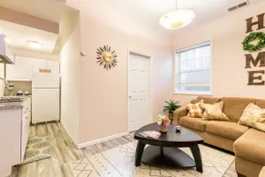 Spacious cozy basement guest apartment by train - Image 5