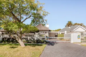 Miss K’s Pinelands Thatched-roof Cottage - Image 5