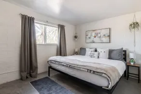 Comfy 2BR · BBQ & Firepit · 5 min to UofA · Pets - Image 4