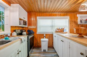 Island Coastal Cottage - Image 5
