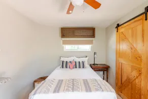 Charming studio with kitchenette & private rooftop - Image 2