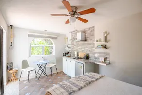 Charming studio with kitchenette & private rooftop - Image 3