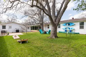 Very Private, 100% Fenced-in Restored Farmhhouse - Image 2