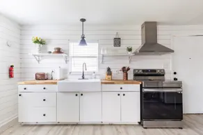 Seguin Farmhouse - 3 Bedroom 2 Full Bath, Sleeps 8 - Image 2
