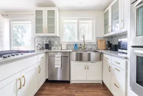 Comfy Clean 3 Bed 2 Bath Home with easy access - Image 4