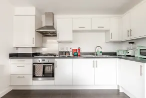 Stylish Station Apartment in Rochester with Free Parking - Image 3