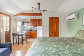 Cozy Cottage Escape in the Heart of Palo Alto - Image 2