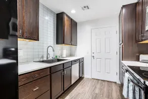 Contemporary Remodeled 6 Bed 4 Bath Apartment - Image 5