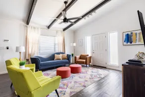 Contemporary Remodeled 6 Bed 4 Bath Apartment - Image 2