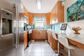 Ocean view. Steps to beach & pool! Sleeps 7+ - Image 3