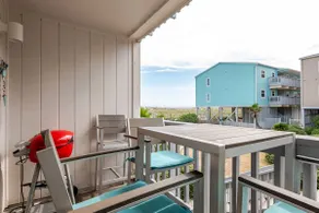 Ocean view. Steps to beach & pool! Sleeps 7+ - Image 4
