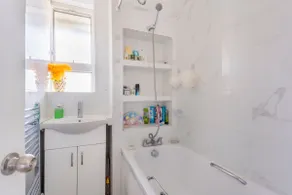 Fresh Apartment & Parking - Image 3
