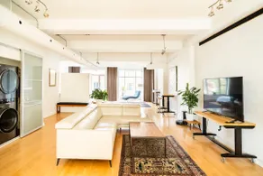 Mile End - Huge Bright & Modern Loft Suite - King Bed - Image 3